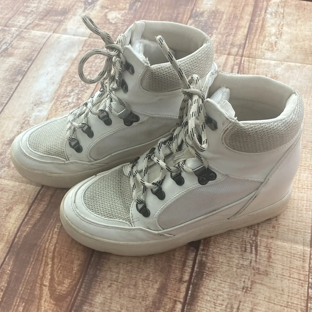 White lace up boot - Picture 2 of 3